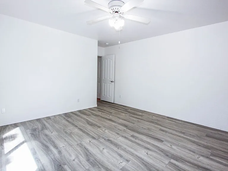 4266 N Saratoga Dr — Photo 10