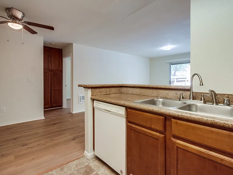 432 Edgehill Ln #33 — Photo 13