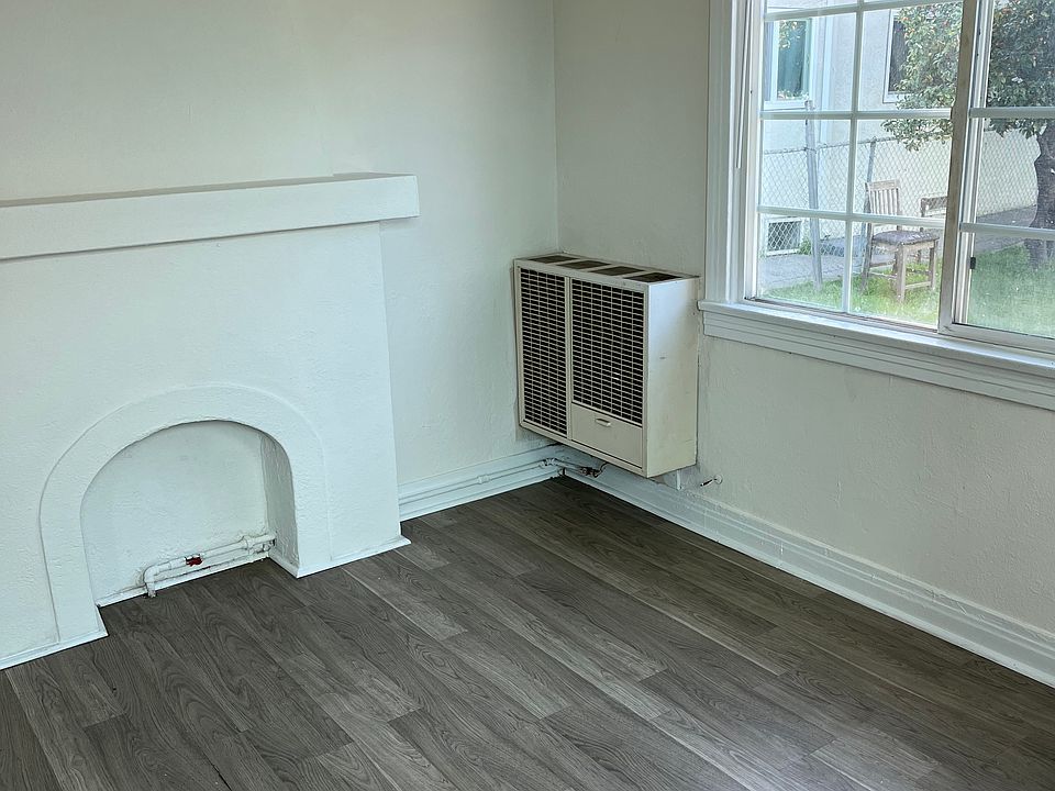 Livingroom to the right