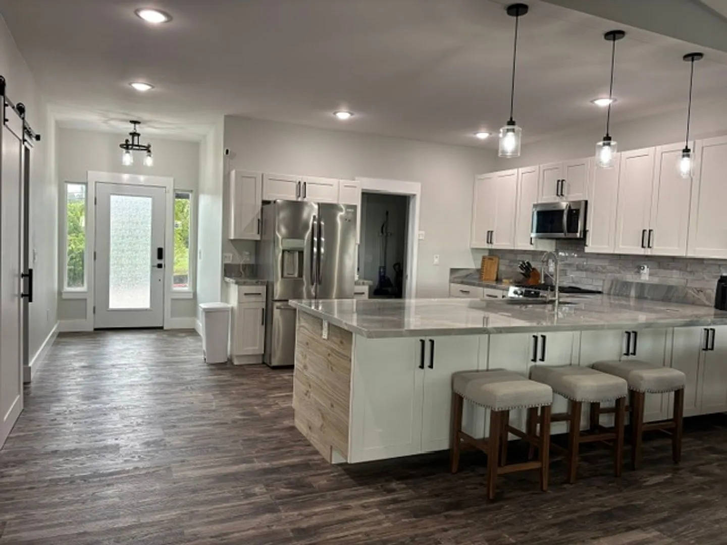 Gorgeous Pet Friendly 3 Bedroom / 2 Bath Executive Home in Discovery Harbor — Photo 4