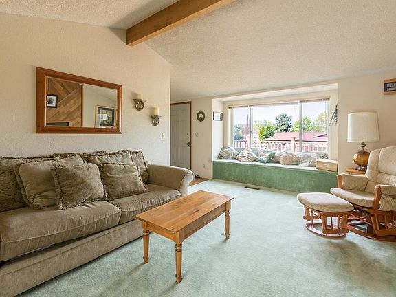 3rd image of 221 Silverwood Ct