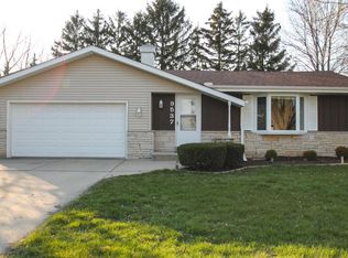 W174N9537 Devon Wood Rd, Menomonee Falls, WI 53051