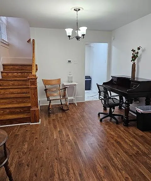 ROOM BETWEEN THE LIVING ROOM AND KITCHEN
