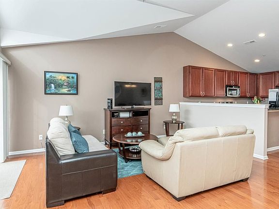 5th image of 243 W Oakbrook Dr