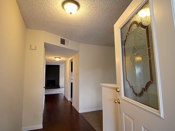 3rd image of 221 Candlelight St