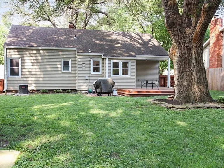 7933 Jefferson St — Photo 22
