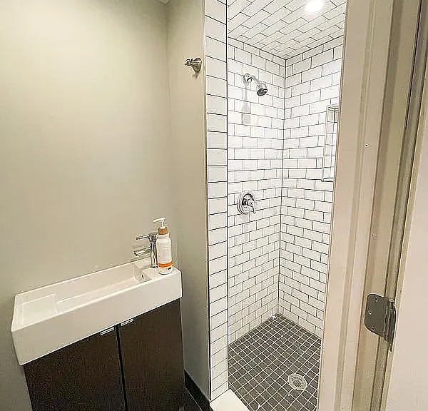 22 Kingsbridge Ave — Photo 3