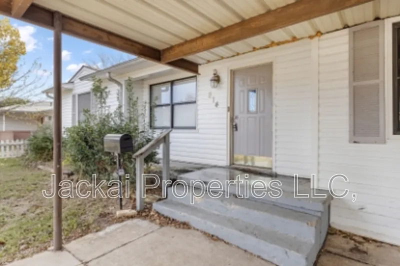 3 bed, 1.0 bath, 1052 sqft, $1,195 — Photo 2
