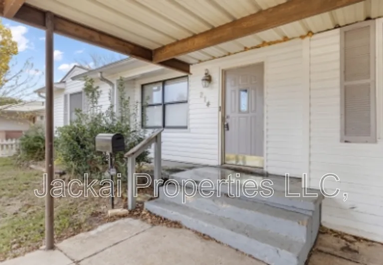 814 E Centennial St — Photo 2