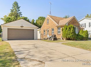 565 Fairfield Ave NW, Grand Rapids, MI 49504