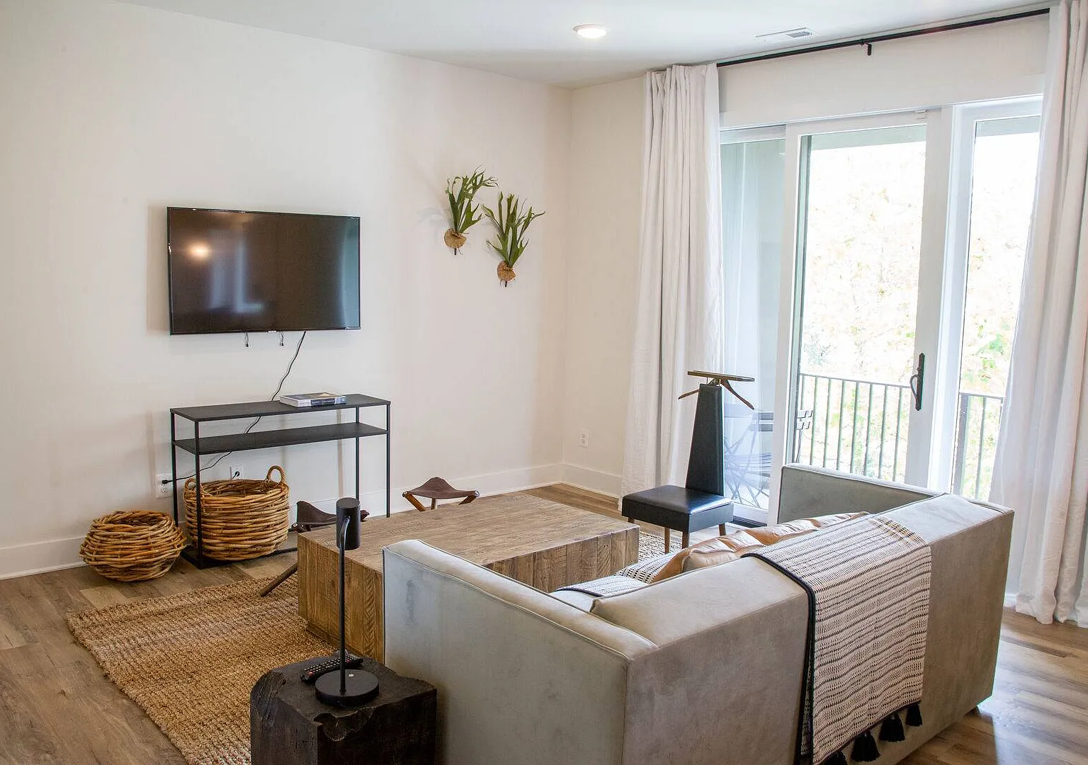 2 bed, 1200 sqft, $4,500 — Photo 2