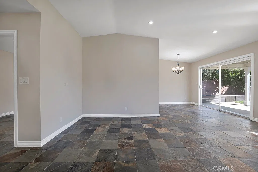 3 bed, 1255 sqft, $4,000 — Photo 4