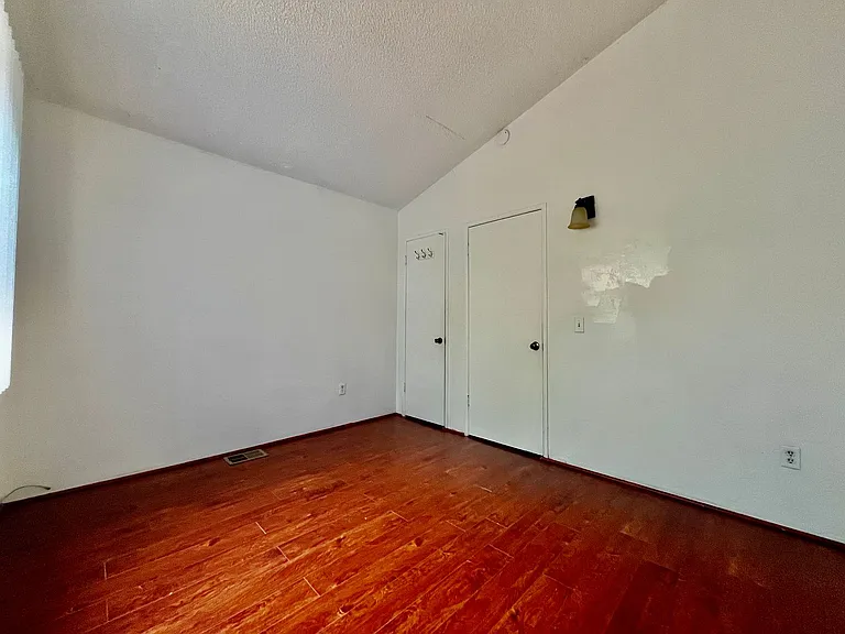 318-320 Hillside Ct — Photo 9