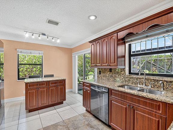 3rd image of 1035 Soelca Drive