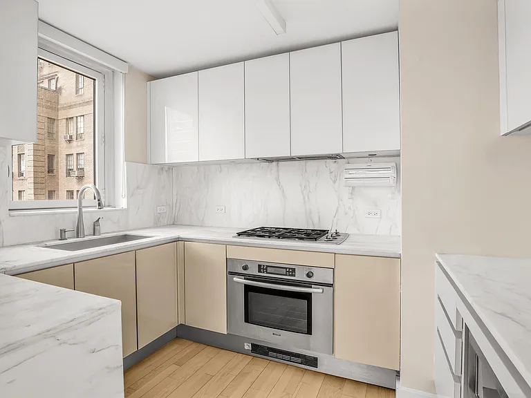 322 W 57th St #21B — Photo 3