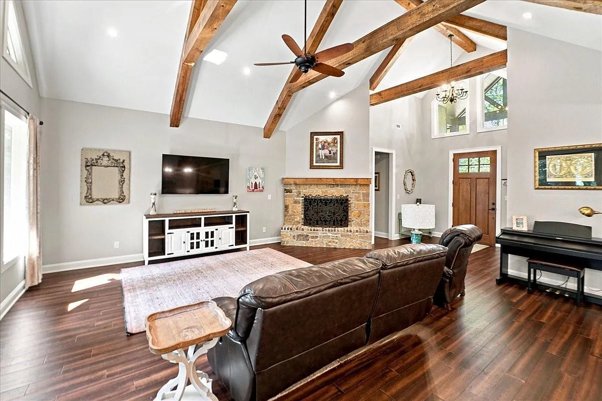 5 bed, 2.5 bath, 3082 sqft, $3,000 — Photo 4