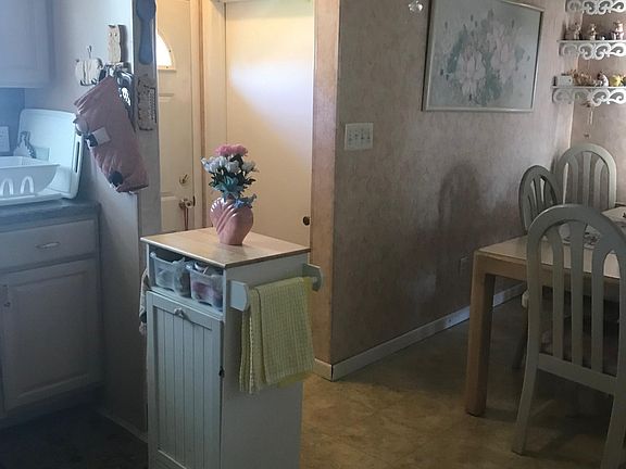 5th image of 210 Buel Ave