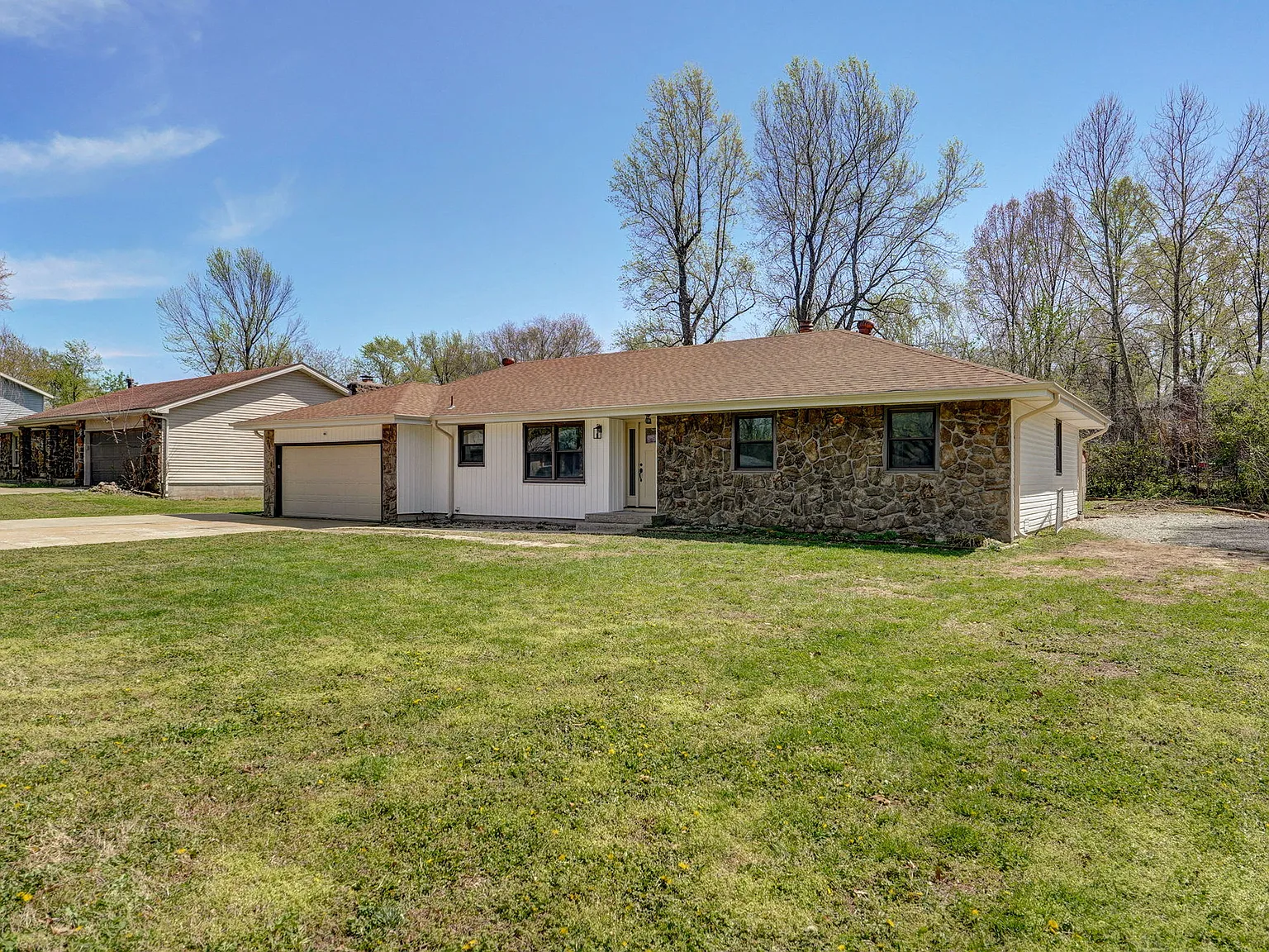 4 bed, 1904 sqft, $2,595 — Photo 2