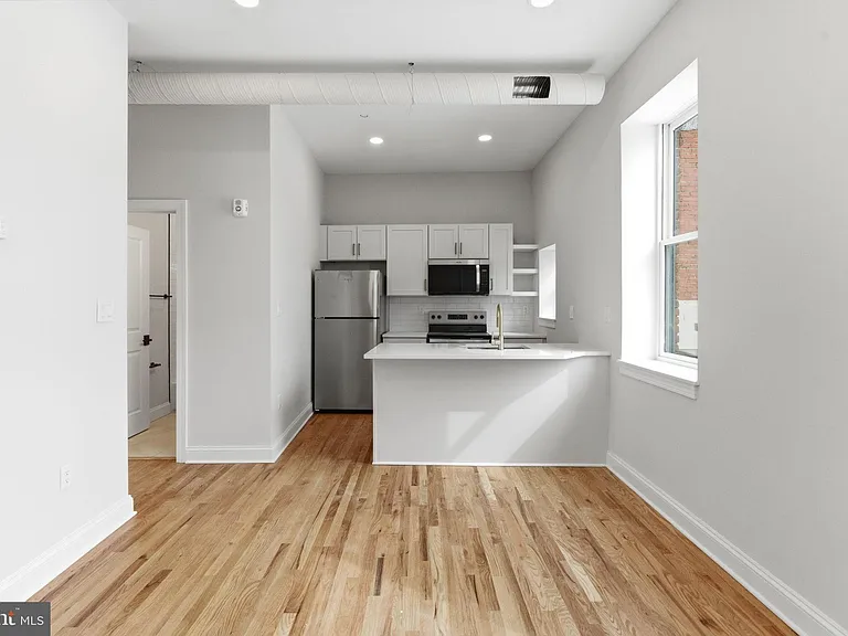 337 S Fremont Ave — Photo 4