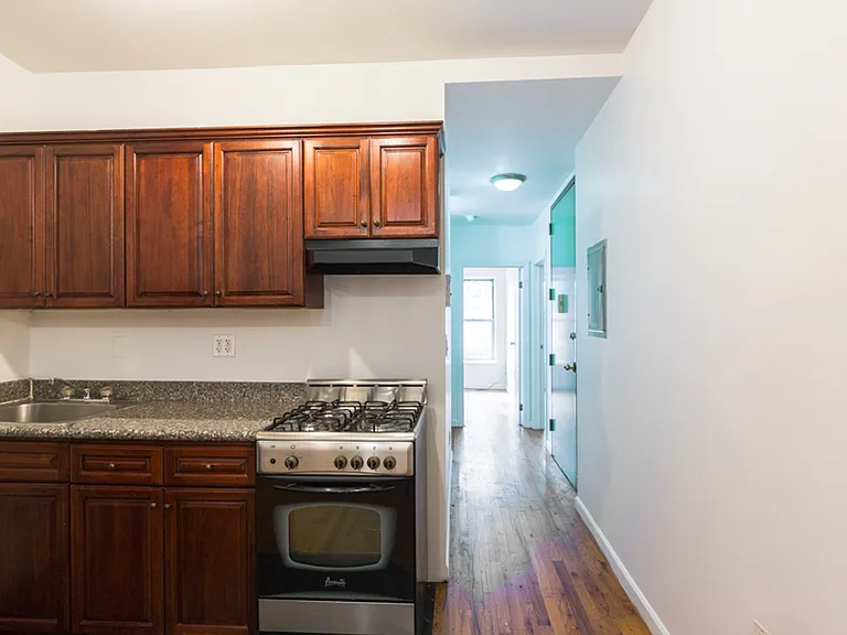 32 Varet St #2L — Photo 8