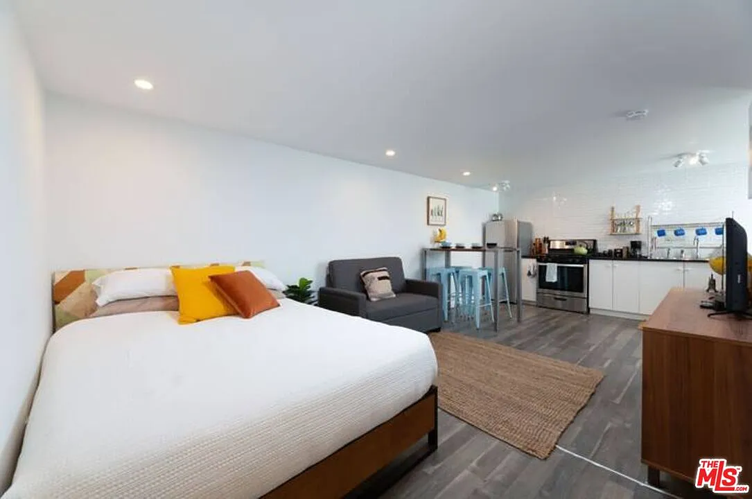 Studio, 1.0 bath, 380 sqft, $1,950 — Photo 1