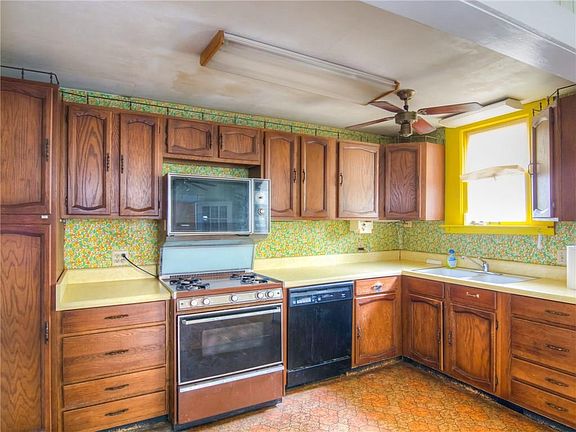 5th image of 1009 W Main St