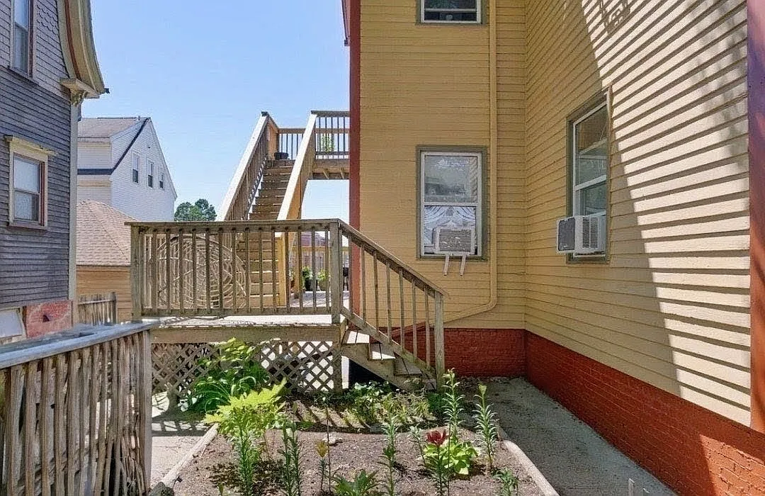 3 bed, 1200 sqft, $2,090 — Photo 3