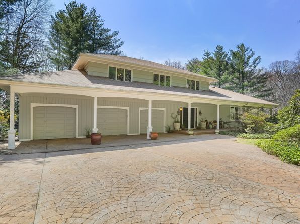 135 Wildwood Dr, Stratford, CT 06614
