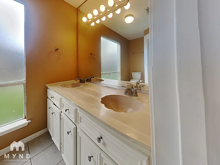 2103 Woodland Springs St — Photo 10