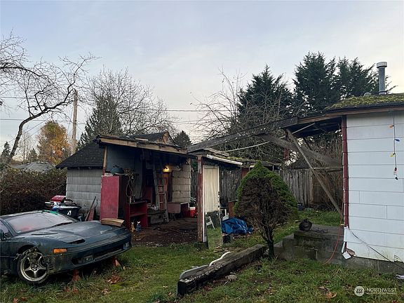 4th image of 1020 Tullis Street NE