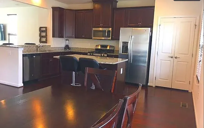 3 bed, 2.5 bath, 2016 sqft, $3,200 — Photo 3