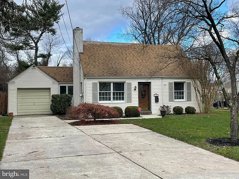 320 Evergreen Dr — Photo 1