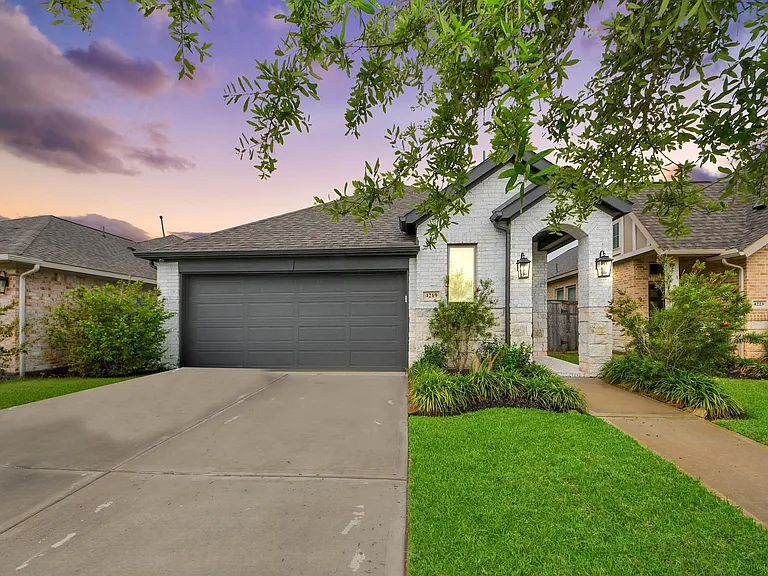 4219 Colony Ln — Photo 1
