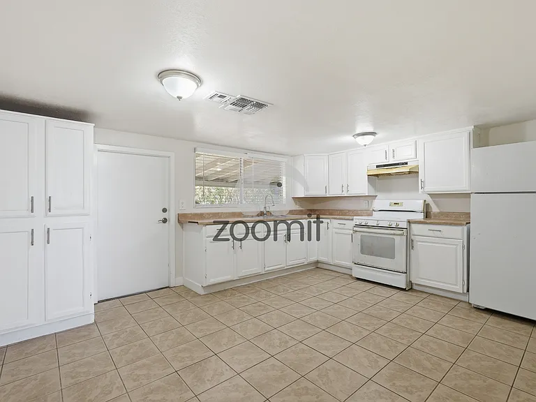 920 E 4th St — Photo 5