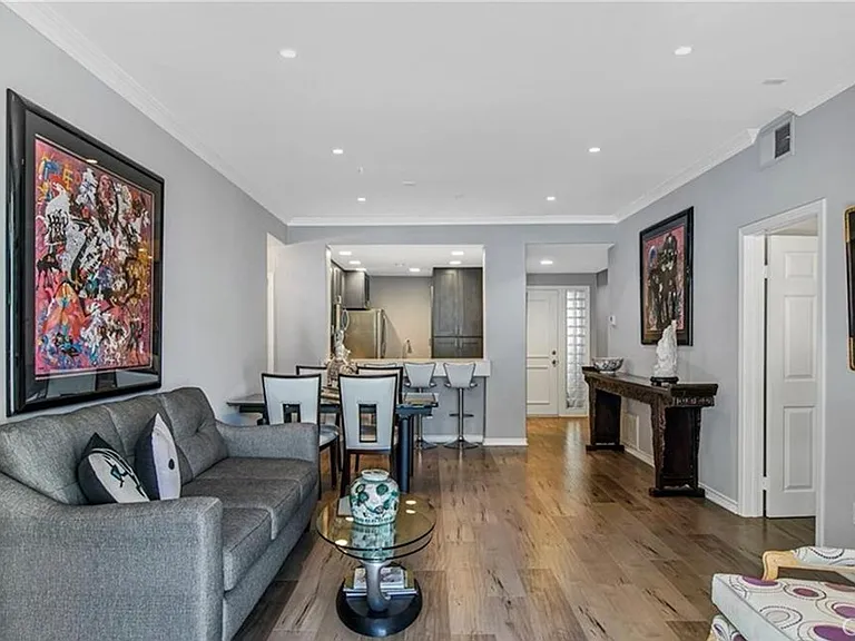 2233 Martin #201 — Photo 20