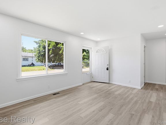 3rd image of 3472 W Gracelawn Ave