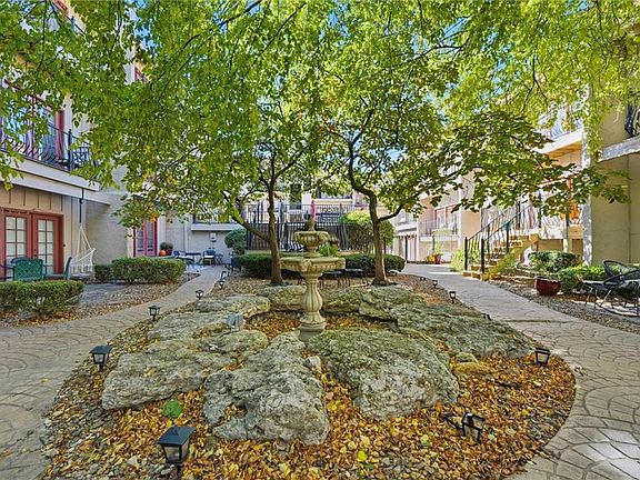 3rd image of 1111 W 46th St APT 32