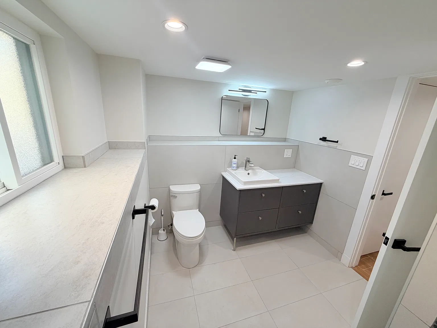 2 bed, 1000 sqft, $2,100 — Photo 3