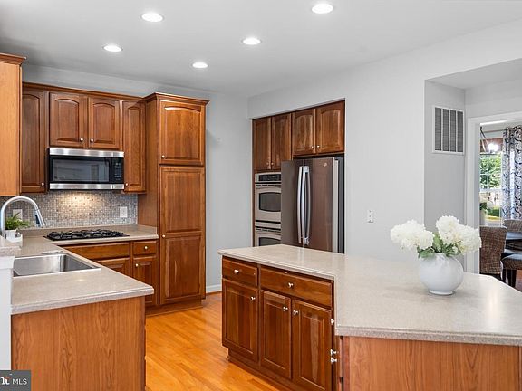 4th image of 14 Cooper Run St