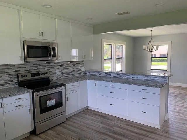 207 E Division St — Photo 16
