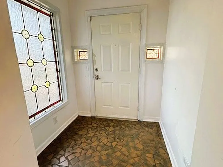 405 N Holden Rd — Photo 2