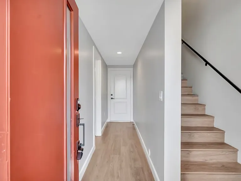 940 Warwick Ave — Photo 22