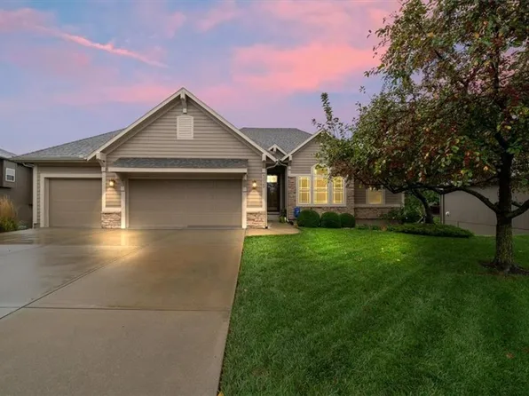 5029 Woodstock Ct, Shawnee, KS 66218