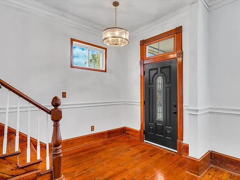 513 E 33rd St — Photo 5