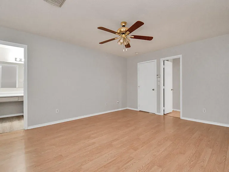 3919 Rolling Springs Ln — Photo 29
