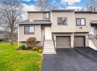 10 Spruce Ct, Fishkill, NY 12524