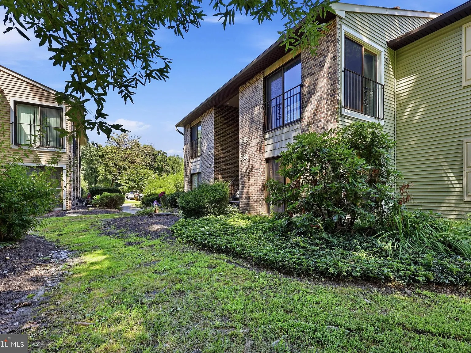 2 bed, 1.0 bath, 1171 sqft, $2,400 — Photo 2