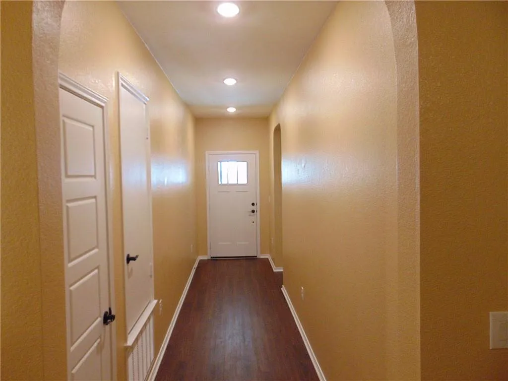 3 bed, 2.0 bath, 1647 sqft, $2,095 — Photo 2