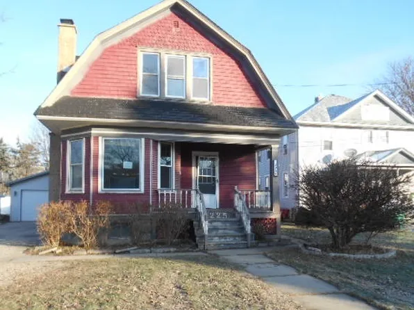 225 McHenry Ave, Woodstock, IL 60098