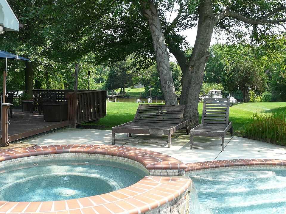 10 person hot tub w/waterfal